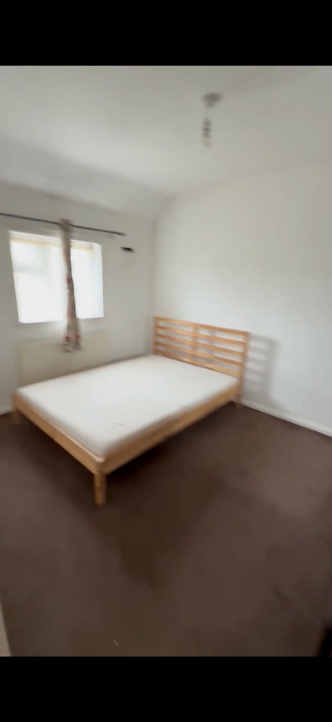 Double bedroom available  Main Photo
