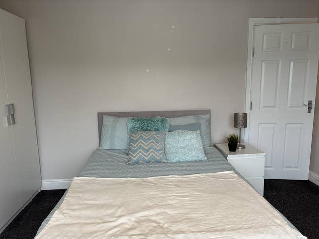 Double room in professional house share  Main Photo