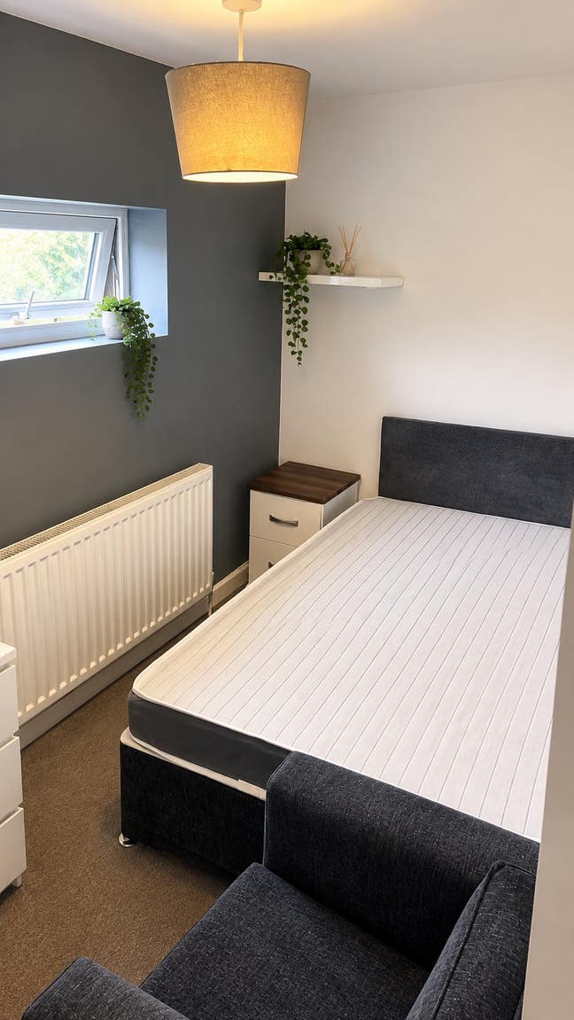 Single Ensuite room available now  in Aberkenfig! Main Photo