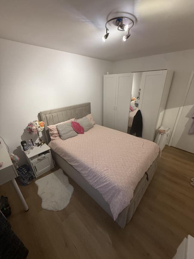 Lovely, bright double bedroom in a friendly shared Main Photo