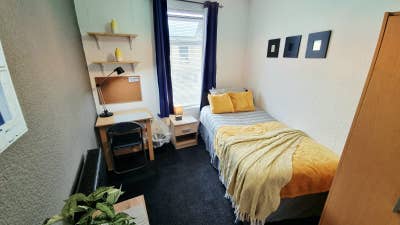 Superb 4 bedroom student house near Bolton Uni Main Photo
