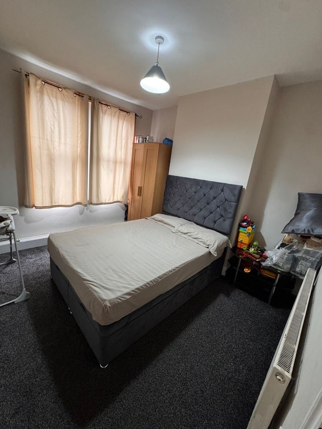 Large double room, Female preferred . Family home Main Photo