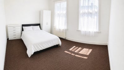 Bright rooms in Seven Kings IG3 Main Photo
