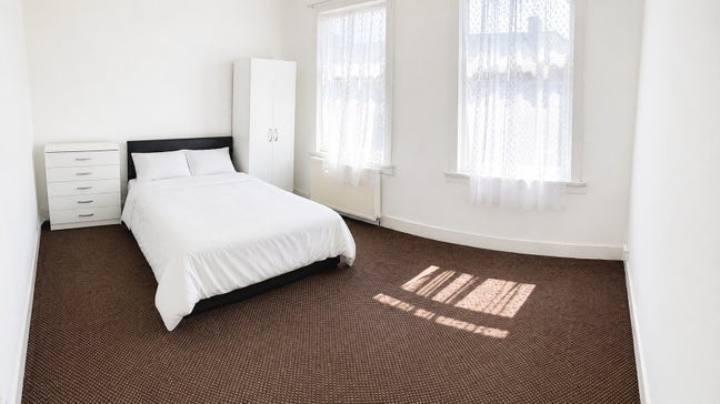 Bright rooms in Seven Kings IG3 Main Photo