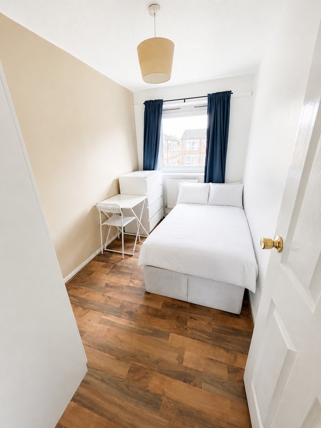 Bright Single Room with Desk - Bromley-by-Bow Main Photo