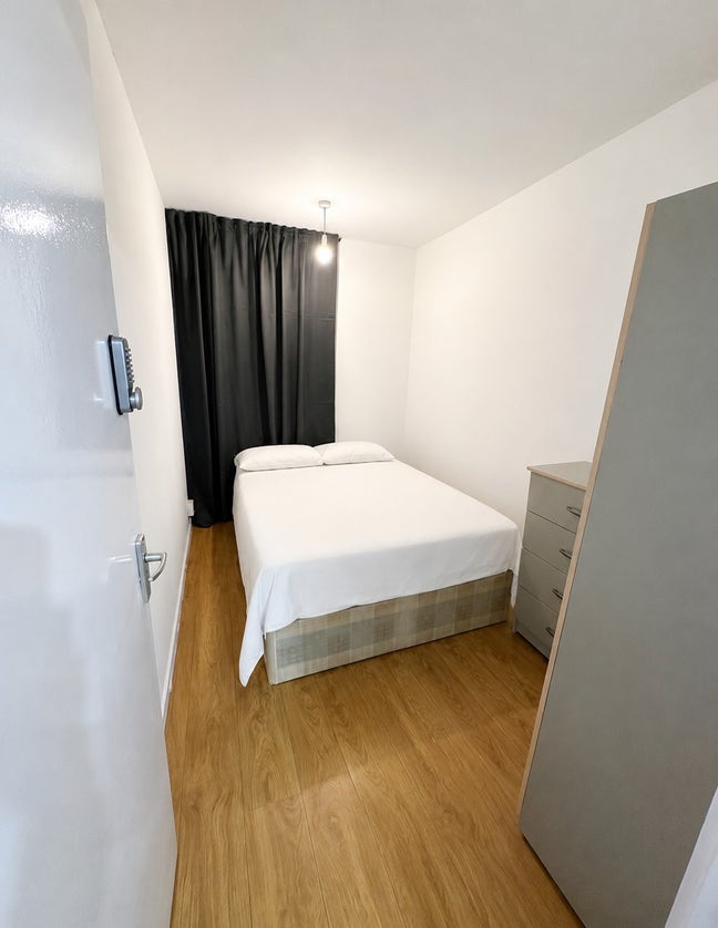 Bright Single Room with Wardrobe - Canary Wharf Main Photo