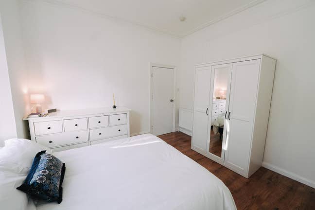 Bright Double Room with Bay Window - Surrey Quays Main Photo