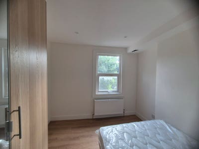 Double Room in renovated flat for female  Main Photo