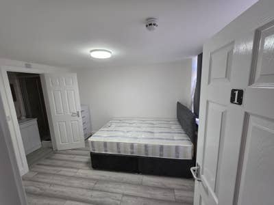 Double bedroom available  Main Photo