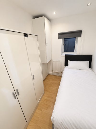 Bright Single Room with Wardrobes - Custom House Main Photo