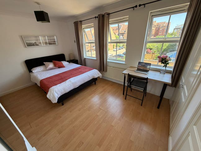 Bright En-Suite Double with Desk - E14 Main Photo