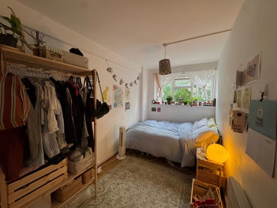 Bright room in cozy Hoxton flat! Main Photo