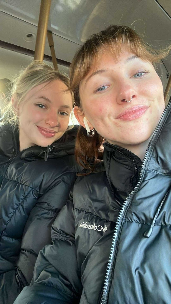 Sisters looking for 2 rooms Main Photo