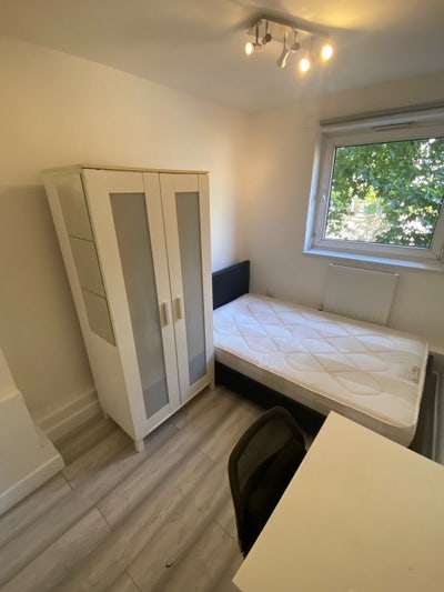 Small double room in Bethnal Green zone 2 Main Photo