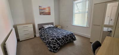 Double en suite near train station Main Photo