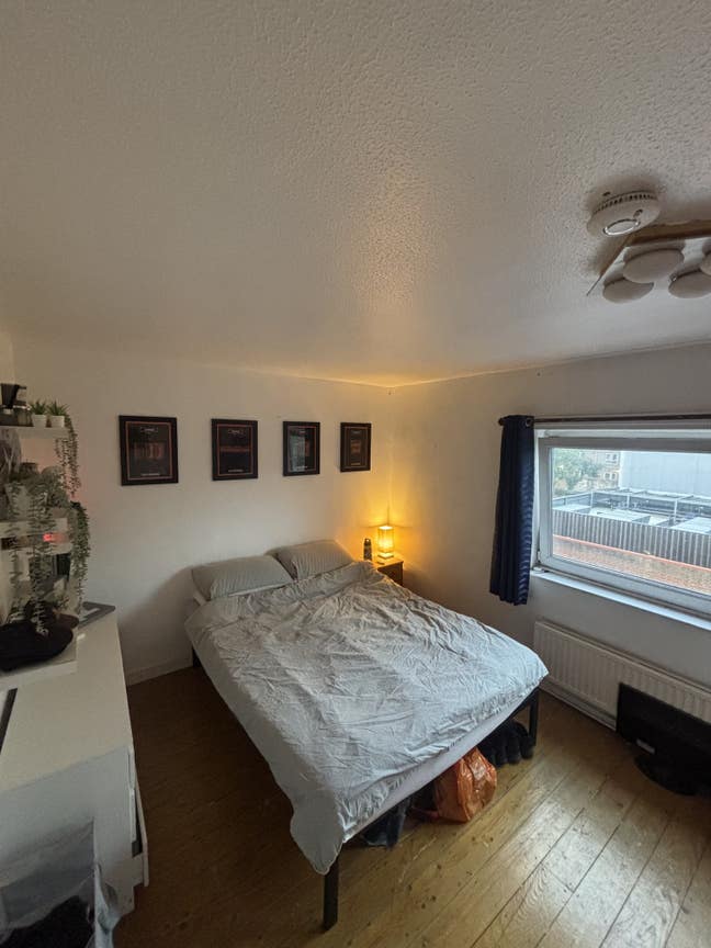 Double room available in 5-bed East London house Main Photo