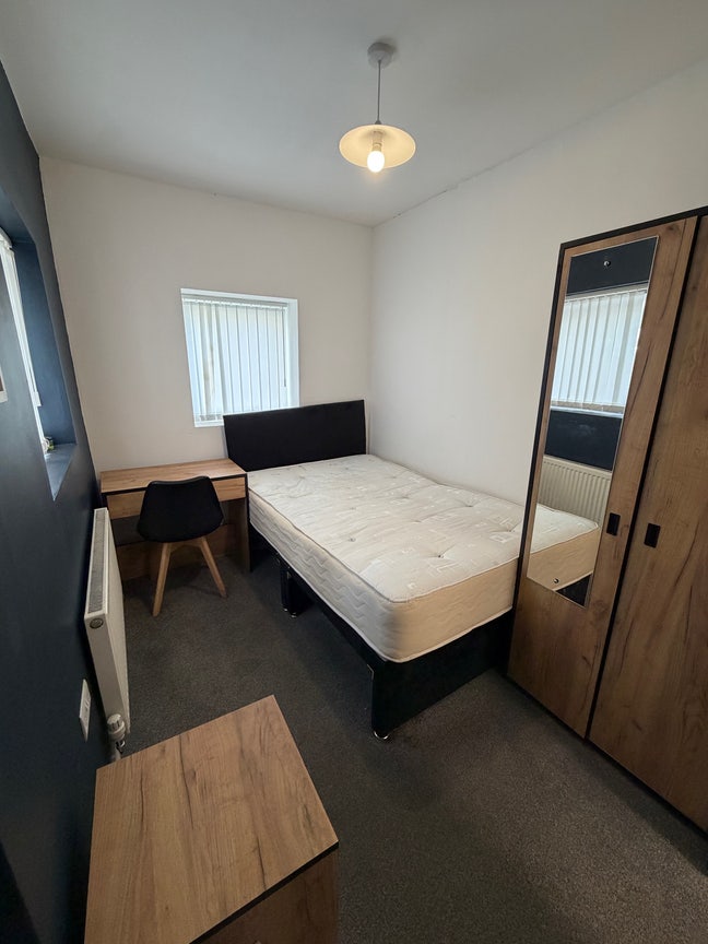 Small Double En-suite room available now  Main Photo