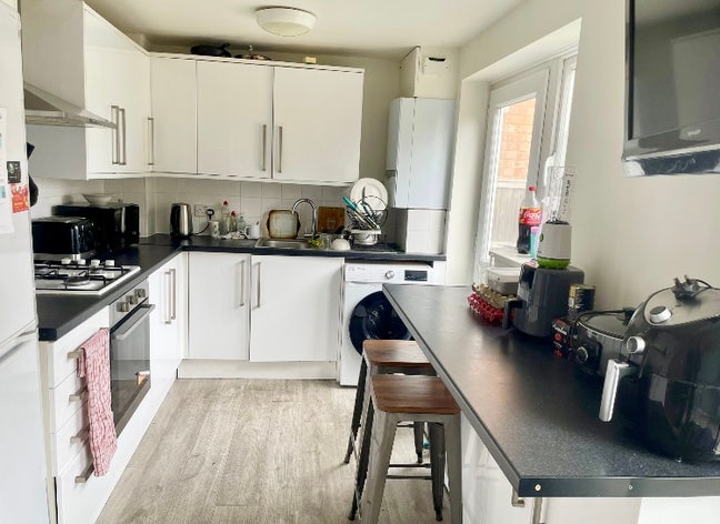 🚇 10-Min Walk to Tube! 1st Floor En-Suite 🛁 Main Photo