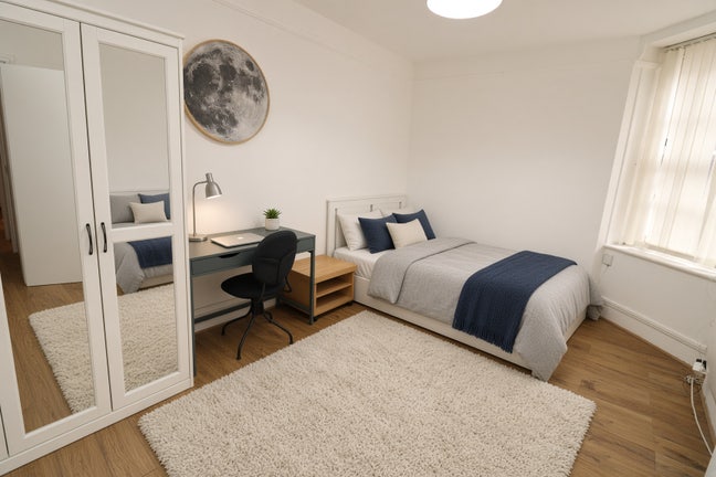 ⚡Incredible 2 Bed Flat! What a Location!⚡ Main Photo