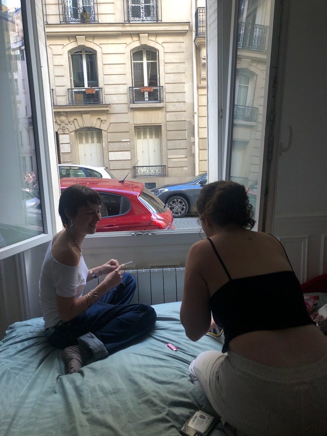 2 girls looking for rooms! Main Photo