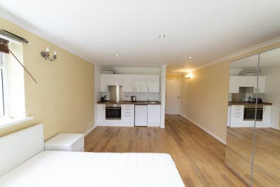 Studio available / W5 Main Photo