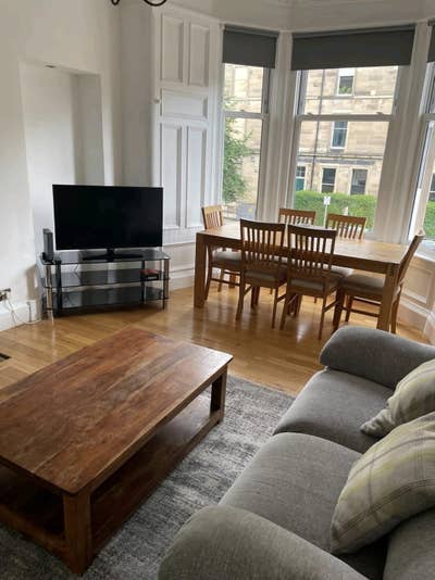 Large room with King size bed in flat share Main Photo