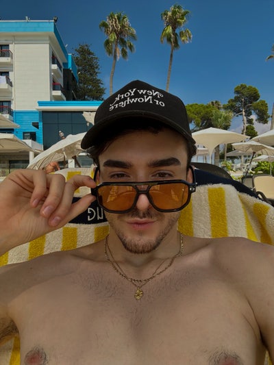 Hi! I’m 28 and work in luxury beauty/market... Main Photo