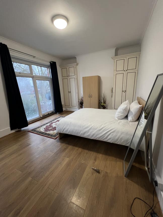 Bright & Cosy Room with Large Windows Main Photo