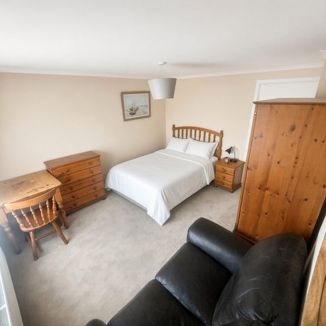 Large Double Bedroom 5 Minute Walk to New Milton Main Photo