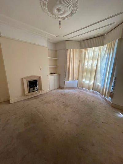 Large 4-Bed Home with 2 Living Rooms  Main Photo