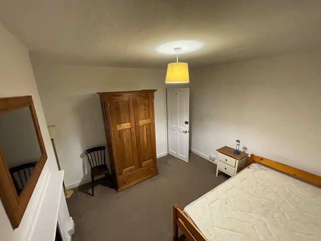 Lovely double room in shared house Main Photo