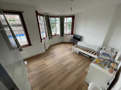 A very large fully renovated room in a house Main Photo