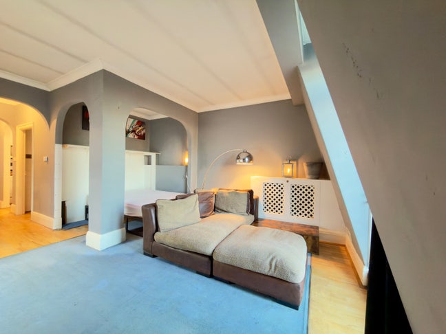 Top floor Studio flat with Balcony Main Photo
