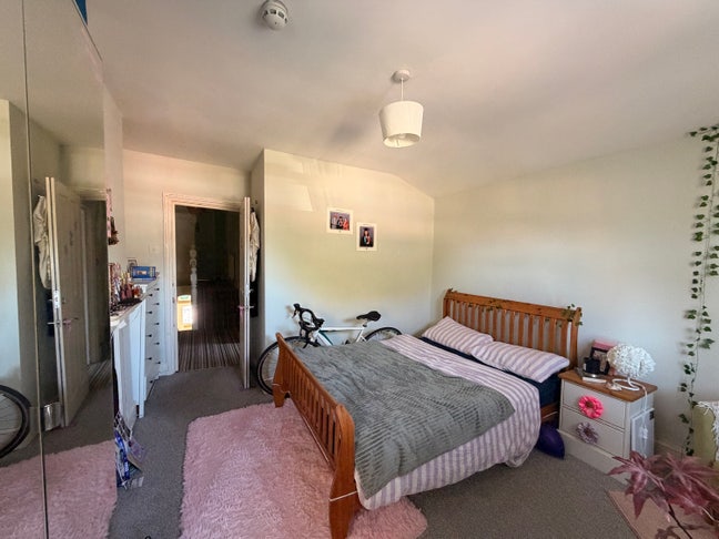 Double bedroom to LET in Heavitree, Fore Street. Main Photo