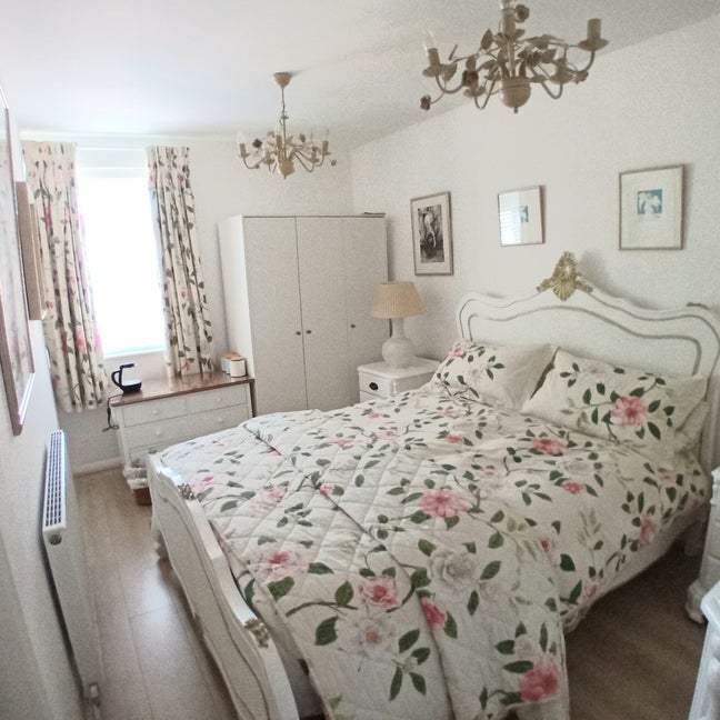 King size bedroom two shared bathrooms Main Photo