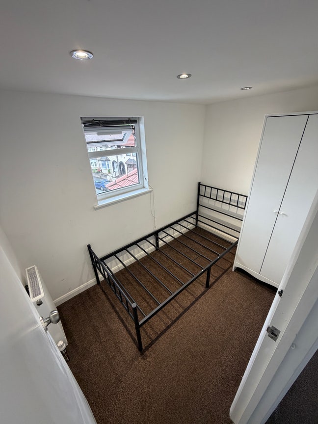Single Room in a clean house. All bills included. Main Photo