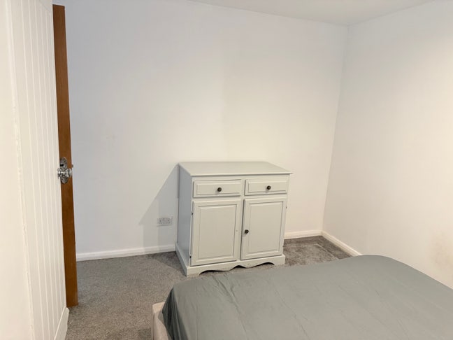 1 Double Furnished Room near Earley Station Main Photo