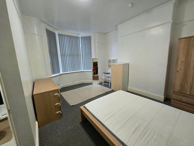 A Spacious 4 double room and 2 ensuits in L6 4BA Main Photo
