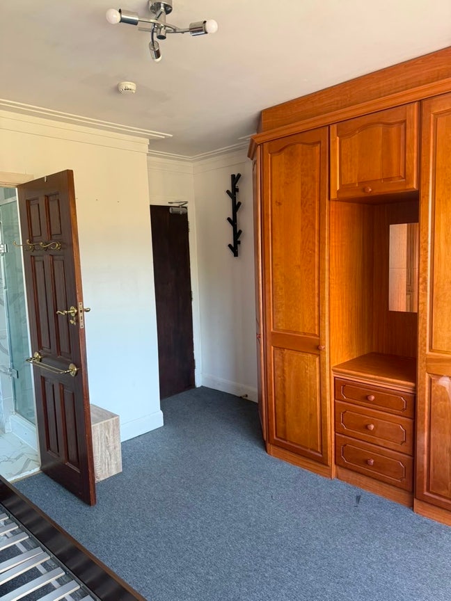A large,bright en-suite room is available for rent Main Photo