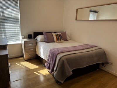 Double Sized Room - All Bills Included! HP12 Main Photo