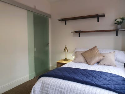 Large Double Room - Nr Hospital & Towncentre Main Photo