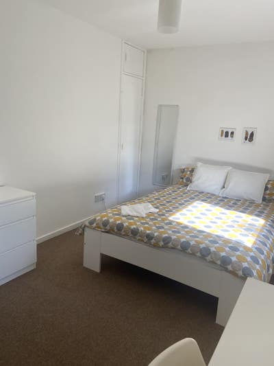Sunny Double Room near Uni -Bills Included-No Dep Main Photo