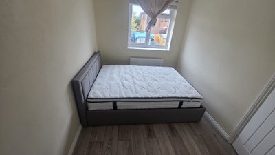 Bright Double Room in Clean & Modern Home  Main Photo