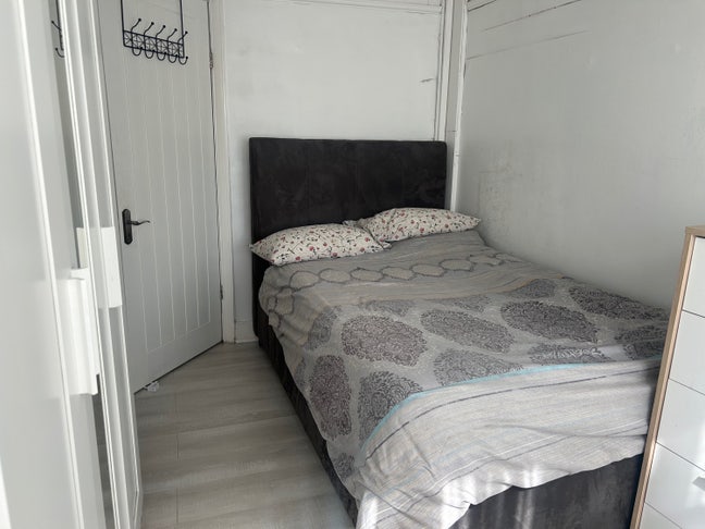 Small double Room available  Main Photo