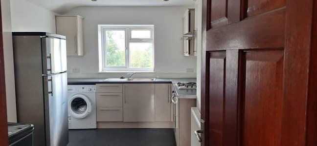 🏡 Bright & Spacious Two-Bedroom Flat To Rent Main Photo
