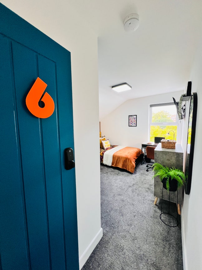 WOW factor Ensuite Room Available 1/10/2026 Main Photo