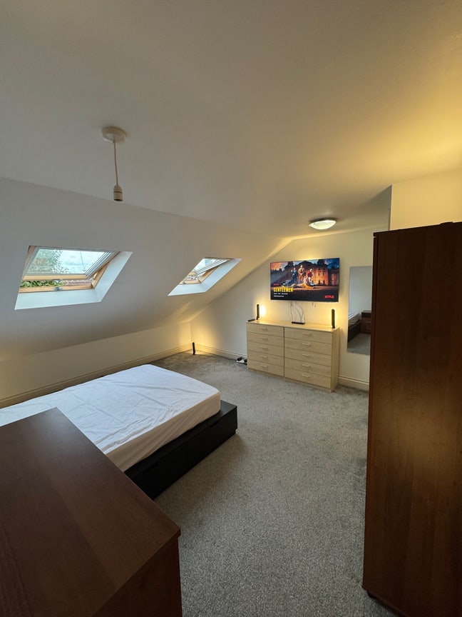 🏳️‍🌈Loft Room Private En-Suite - 2 min Leyton Tube Main Photo
