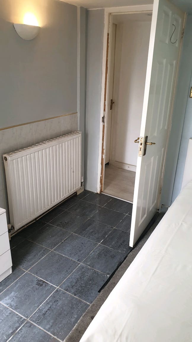 Medium Double Room for Rent in a Family House Main Photo