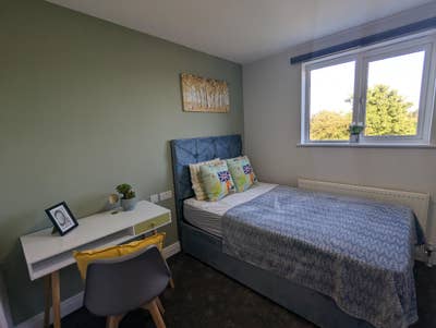 KT9 Premier Double Room Ensuite + Kitchenette  Main Photo