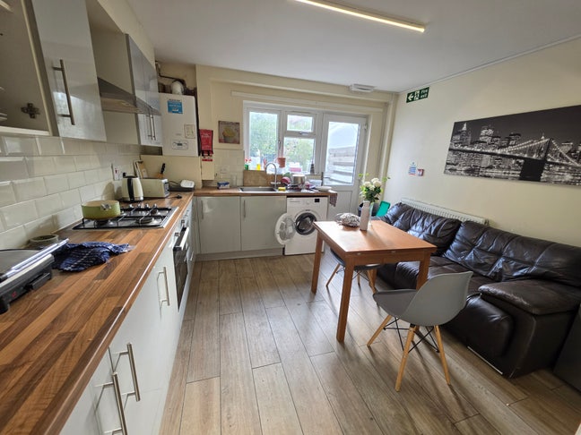 Double bedroom in a house with garden  Main Photo